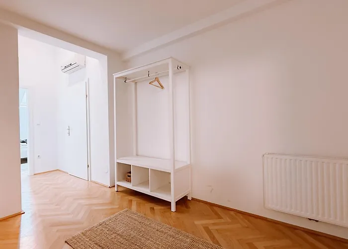 90qm, 3 Bedrooms, Near Schoenbrunn, Balcony - Axara Housing Apartment *