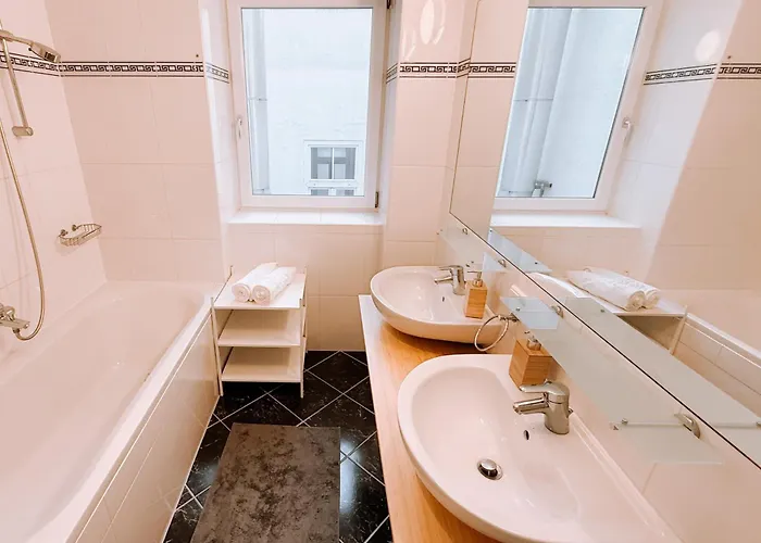 Apartment 90qm, 3 Bedrooms, Near Schoenbrunn, Balcony - Axara Housing *